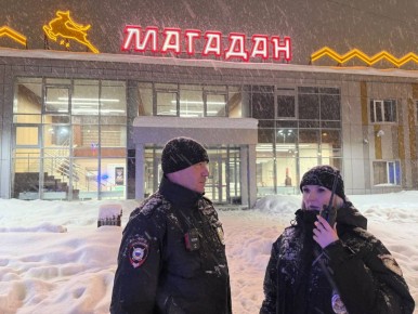 Сотрудники патрульно-постовой службы ОМВД России по г. Магадану обеспечивают правопорядок на улицах заснеженного областного центра