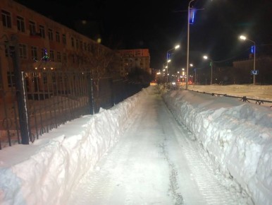 Лариса Поликанова: Ночью техника КЗХ расчищала тротуары на улице Якутской, проспекте Карла Маркса (от Парковой до Дзержинского), на Колымском шоссе, а также работала на пешеходной зоне у спорткомплекса «Президентский»