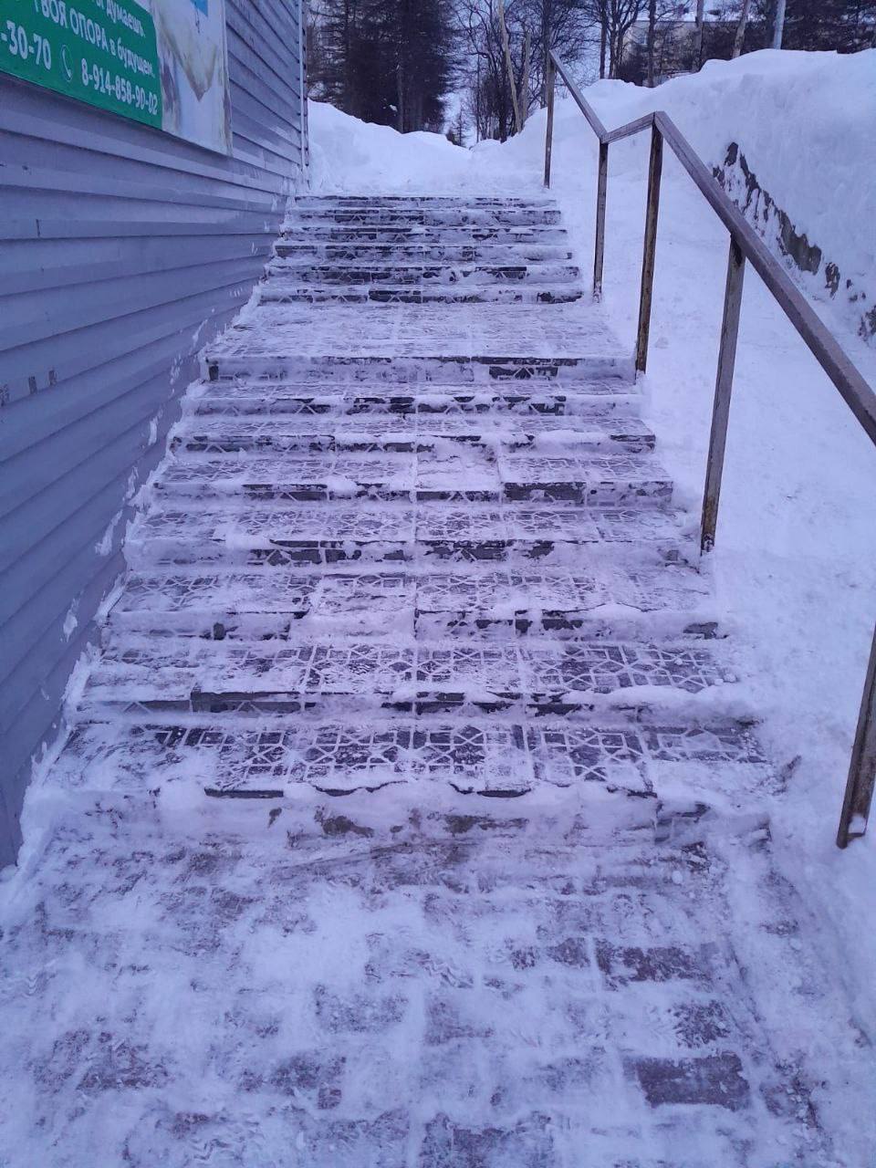 Лариса Поликанова: Продолжаем снегоборьбу. Сотрудники КЗХ во второй половине дня расчищали остановки и подход к дороге в парке «Маяк» Лариса Поликанова: Продолжаем снегоборьбу. Сотрудники КЗХ во второй половине дня расчищали остановки и подход к дороге в парке «Маяк»