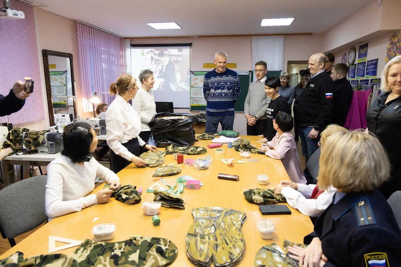 Эксклюзивные подушки с хвоей и рыбные чипсы отправляют колымчане в зону СВО