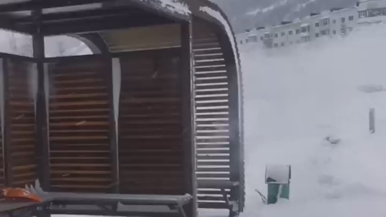 Лариса Поликанова: Продолжаем снегоборьбу. Сотрудники КЗХ во второй половине дня расчищали остановки и подход к дороге в парке «Маяк»