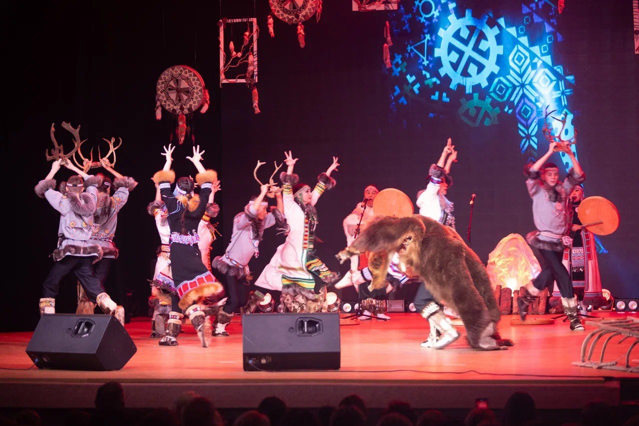 Колымский ансамбль «Энэр» отмечает 45-летие большим концертом с индейскими мотивами Колымский ансамбль «Энэр» отмечает 45-летие большим концертом с индейскими мотивами