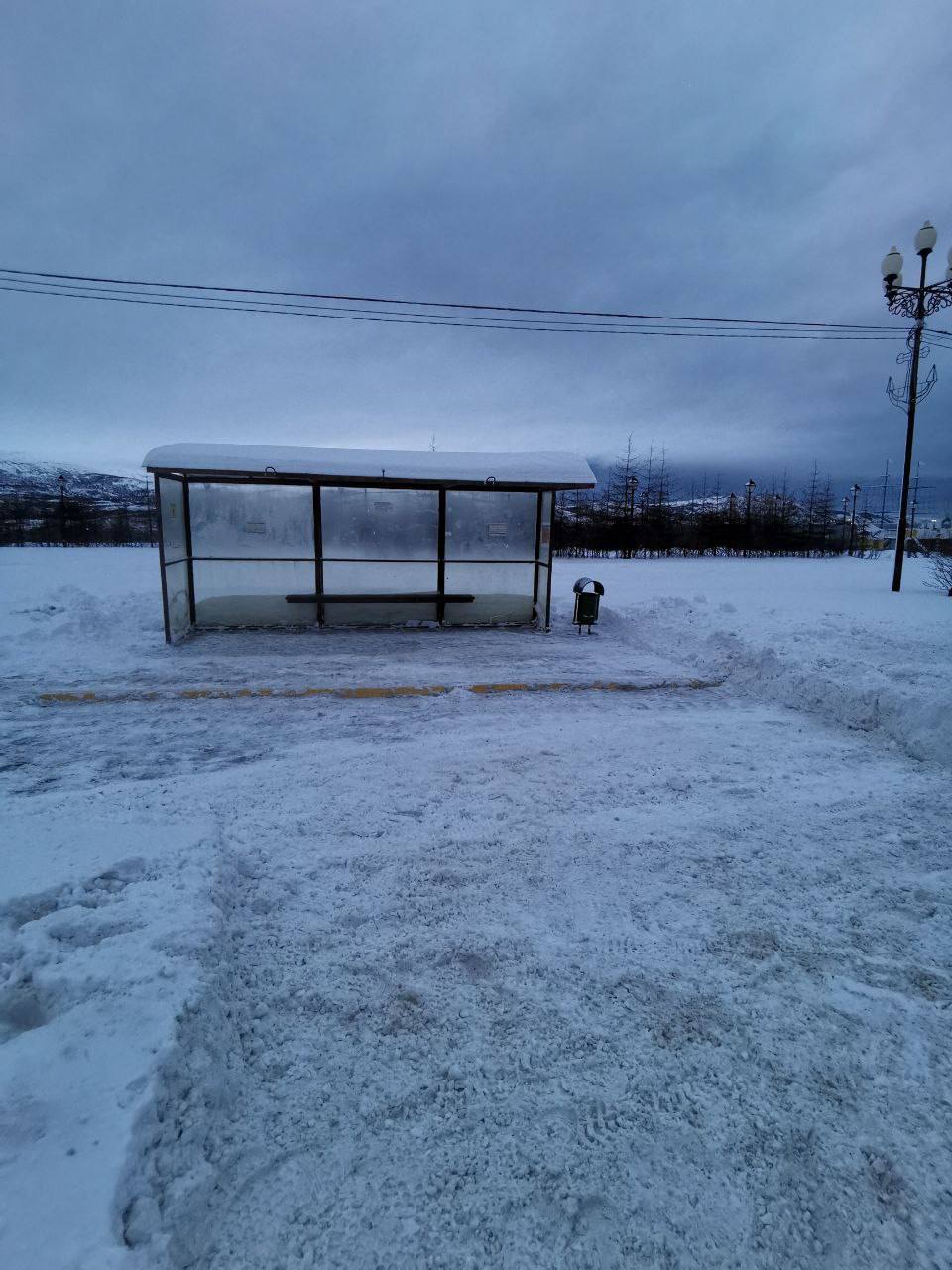 Лариса Поликанова: Продолжаем снегоборьбу. Сотрудники КЗХ во второй половине дня расчищали остановки и подход к дороге в парке «Маяк» Лариса Поликанова: Продолжаем снегоборьбу. Сотрудники КЗХ во второй половине дня расчищали остановки и подход к дороге в парке «Маяк»