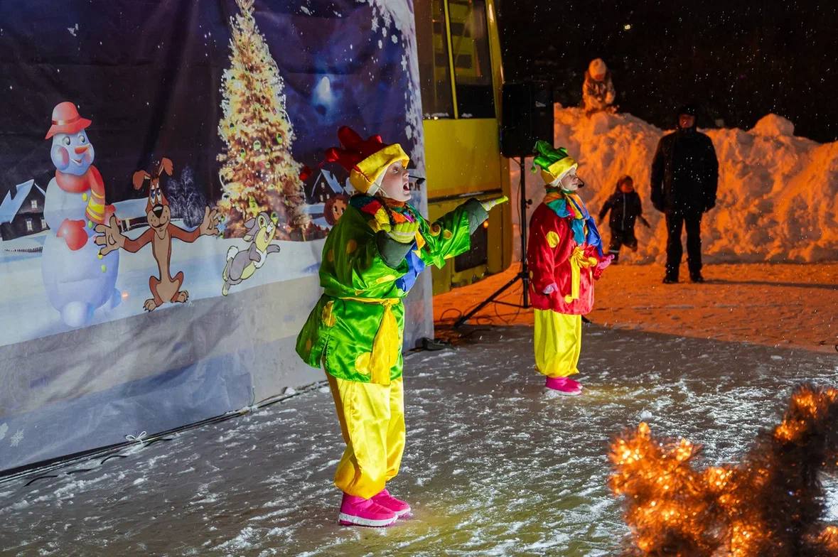 Яркими огоньками засияла елочка на площади Космонавтов Яркими огоньками засияла елочка на площади Космонавтов