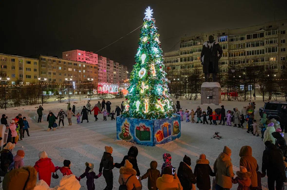 Яркими огоньками засияла елочка на площади Космонавтов Яркими огоньками засияла елочка на площади Космонавтов