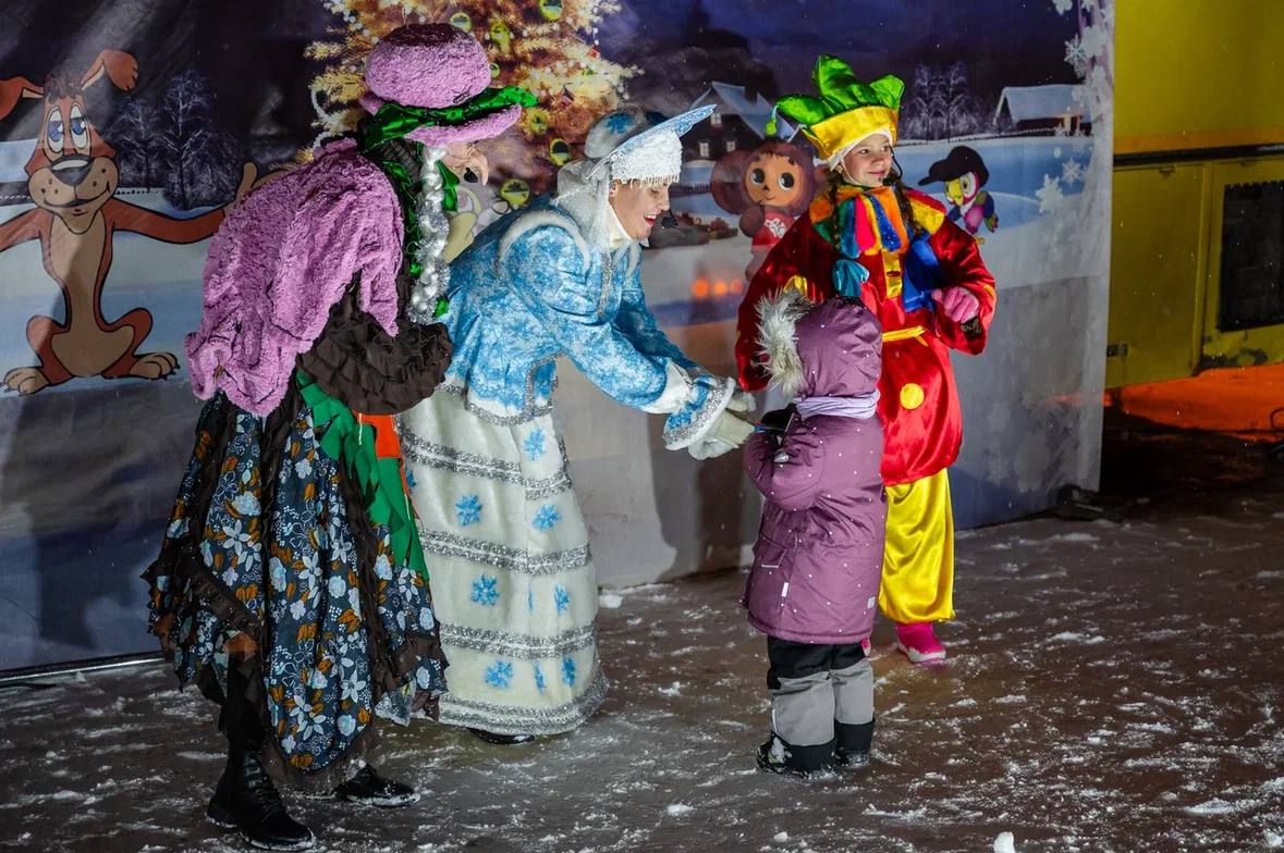 Яркими огоньками засияла елочка на площади Космонавтов Яркими огоньками засияла елочка на площади Космонавтов