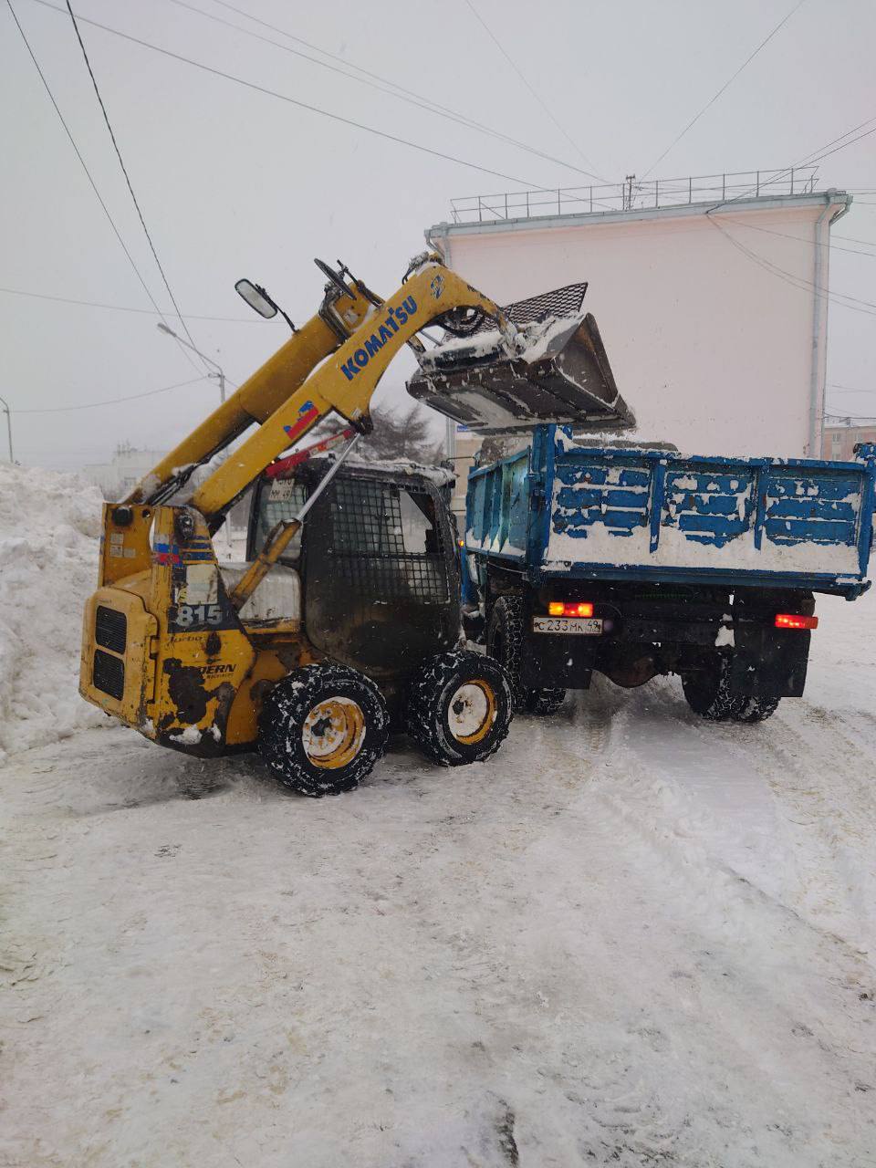 Лариса Поликанова: Продолжаем снегоборьбу. Сотрудники КЗХ во второй половине дня расчищали остановки и подход к дороге в парке «Маяк» Лариса Поликанова: Продолжаем снегоборьбу. Сотрудники КЗХ во второй половине дня расчищали остановки и подход к дороге в парке «Маяк»