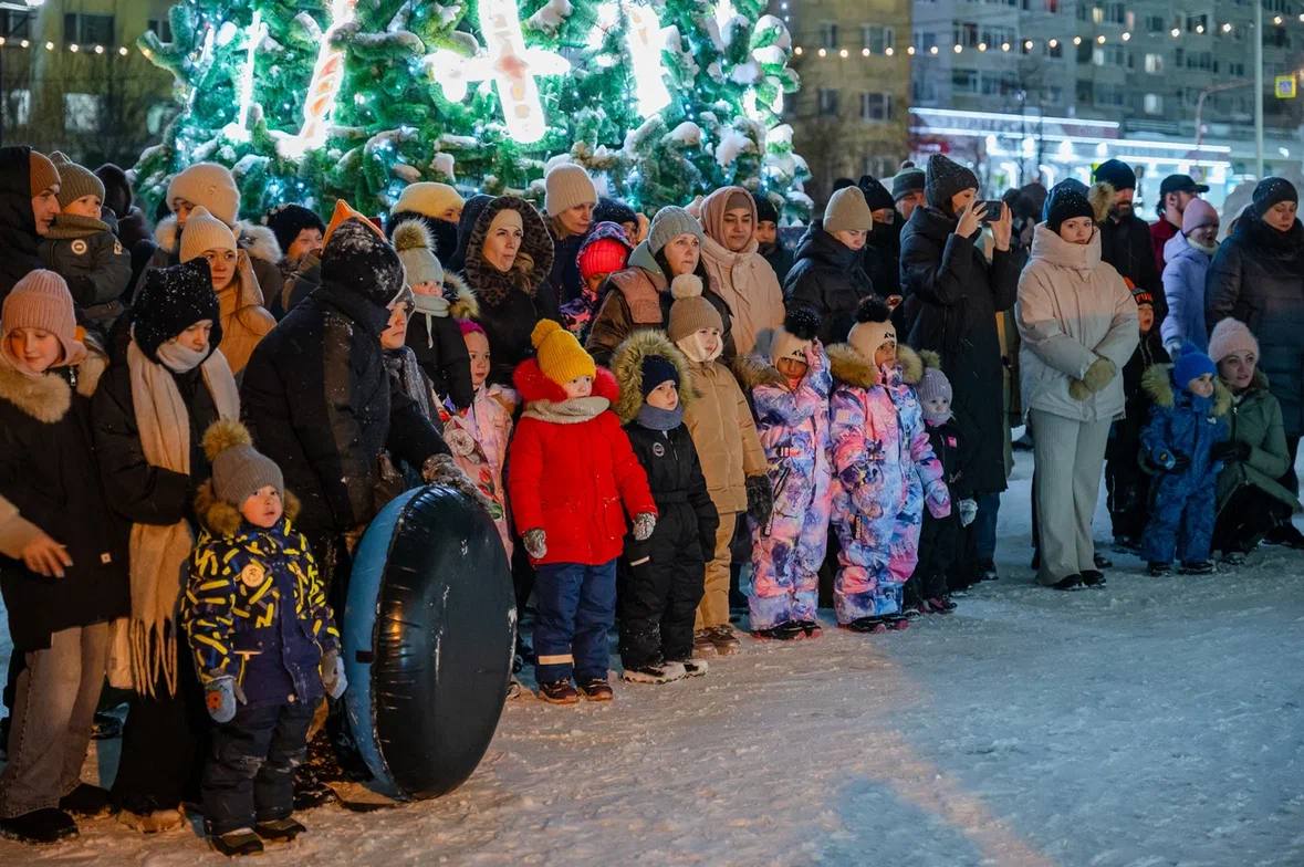 Яркими огоньками засияла елочка на площади Космонавтов Яркими огоньками засияла елочка на площади Космонавтов
