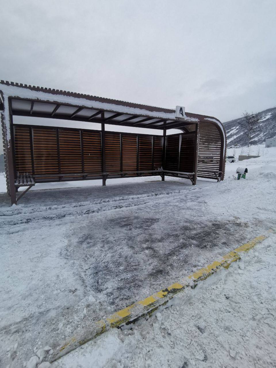 Лариса Поликанова: Продолжаем снегоборьбу. Сотрудники КЗХ во второй половине дня расчищали остановки и подход к дороге в парке «Маяк» Лариса Поликанова: Продолжаем снегоборьбу. Сотрудники КЗХ во второй половине дня расчищали остановки и подход к дороге в парке «Маяк»