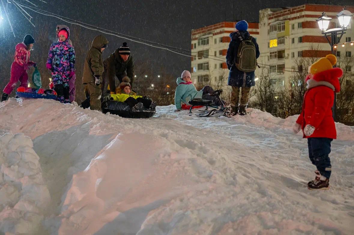 Яркими огоньками засияла елочка на площади Космонавтов Яркими огоньками засияла елочка на площади Космонавтов