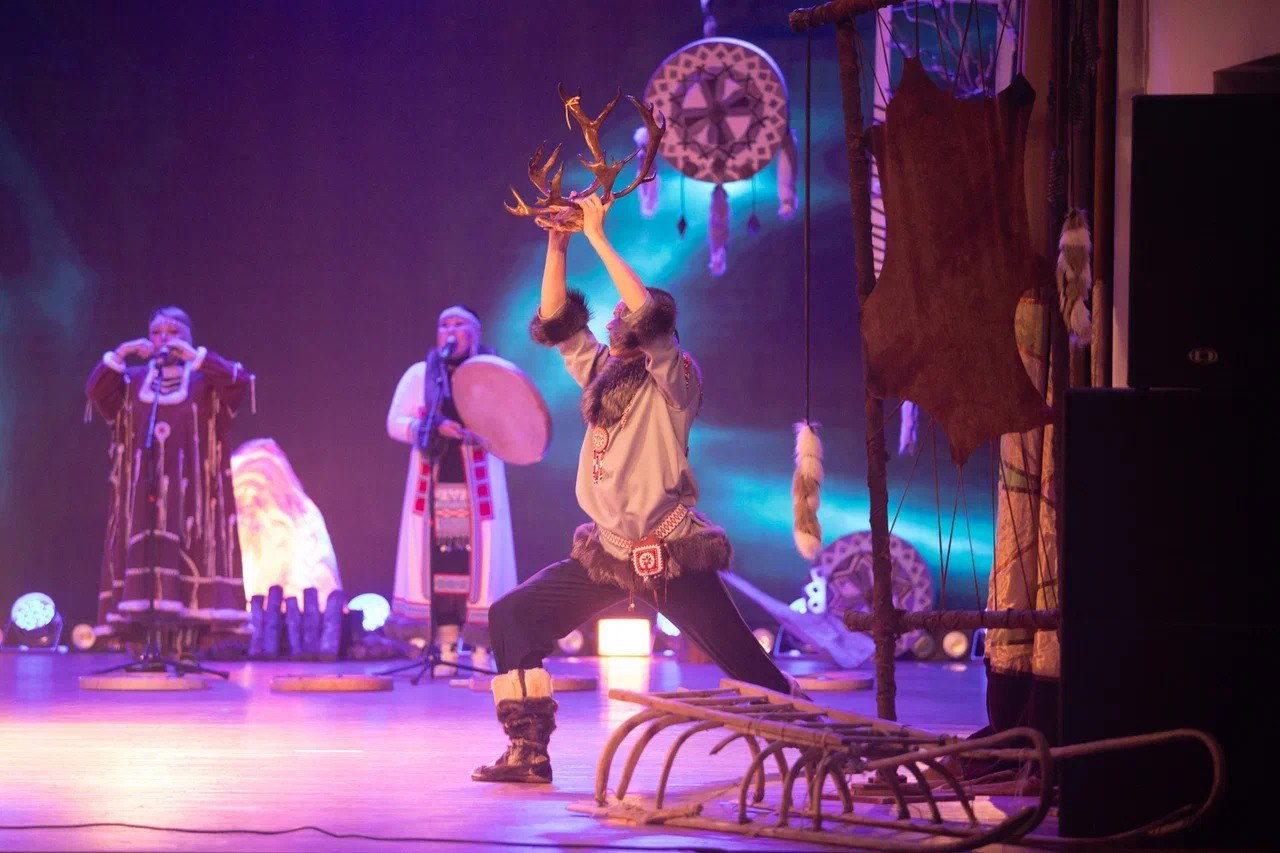 Колымский ансамбль «Энэр» отмечает 45-летие большим концертом с индейскими мотивами Колымский ансамбль «Энэр» отмечает 45-летие большим концертом с индейскими мотивами