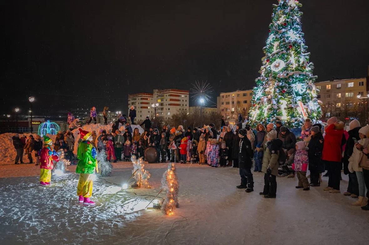 Яркими огоньками засияла елочка на площади Космонавтов