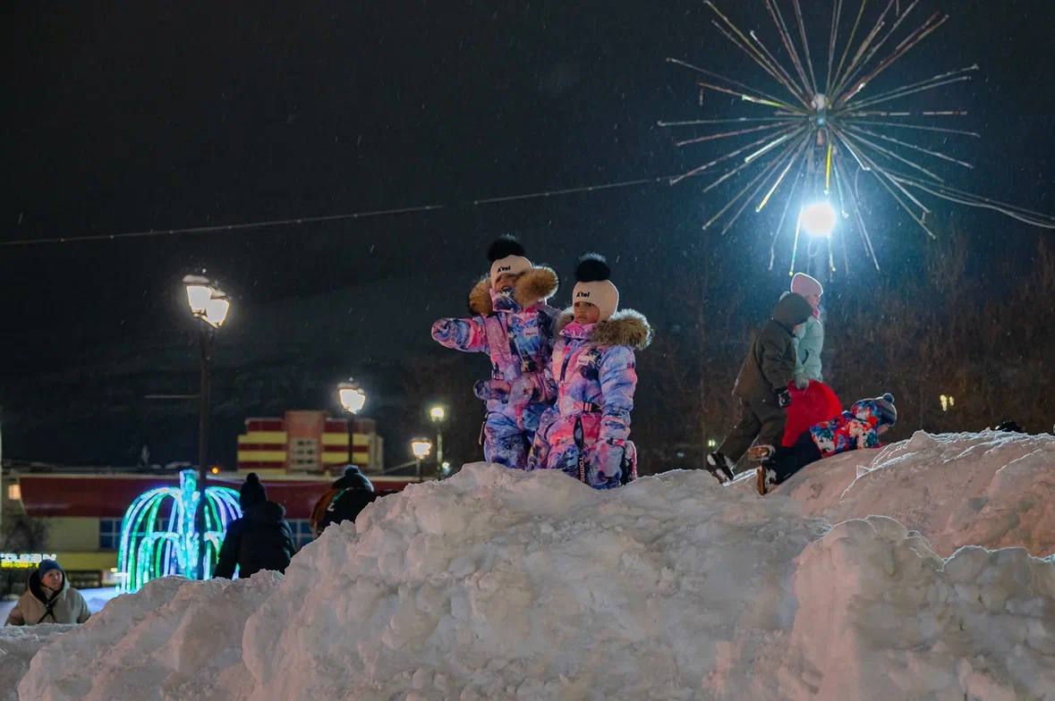 Яркими огоньками засияла елочка на площади Космонавтов Яркими огоньками засияла елочка на площади Космонавтов