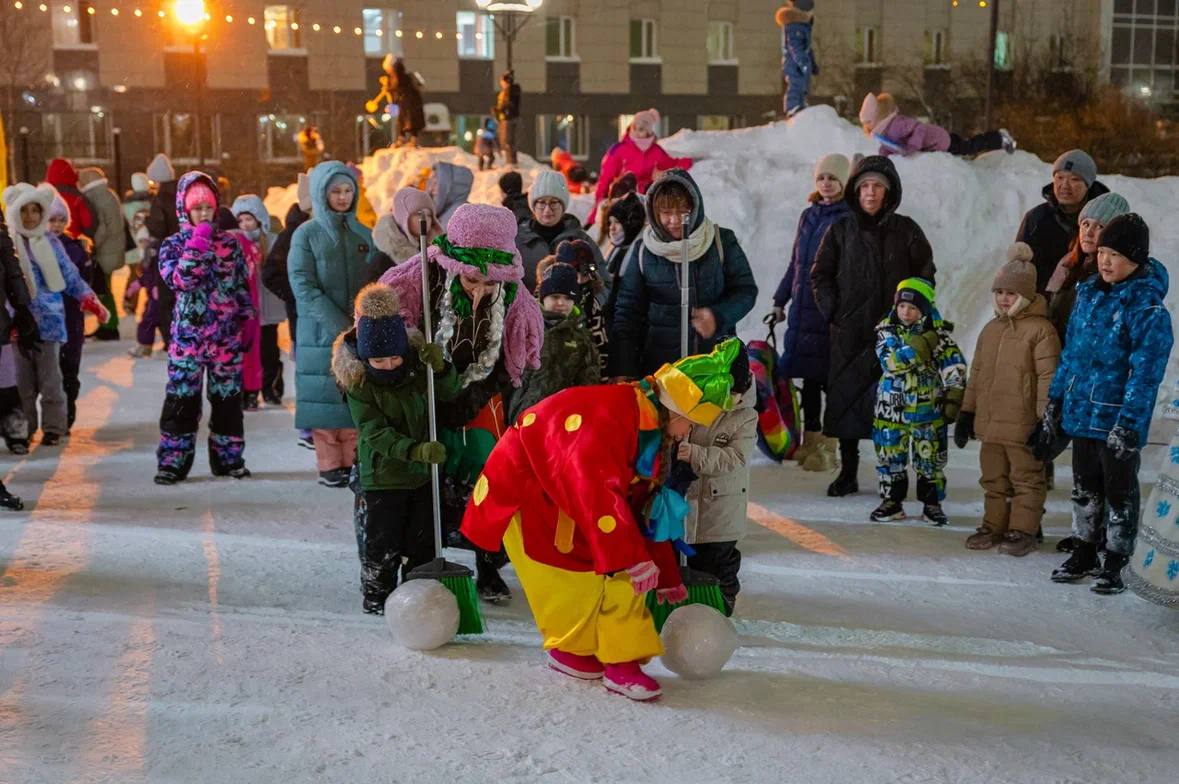 Яркими огоньками засияла елочка на площади Космонавтов Яркими огоньками засияла елочка на площади Космонавтов