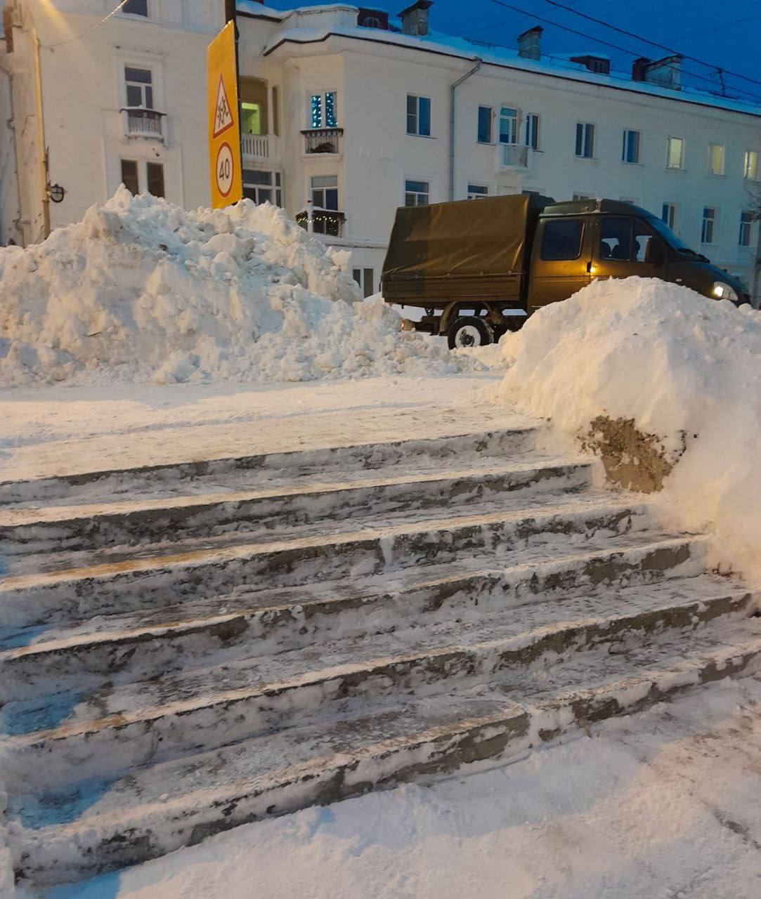 Лариса Поликанова: Продолжаем снегоборьбу. Сотрудники КЗХ во второй половине дня расчищали остановки и подход к дороге в парке «Маяк» Лариса Поликанова: Продолжаем снегоборьбу. Сотрудники КЗХ во второй половине дня расчищали остановки и подход к дороге в парке «Маяк»