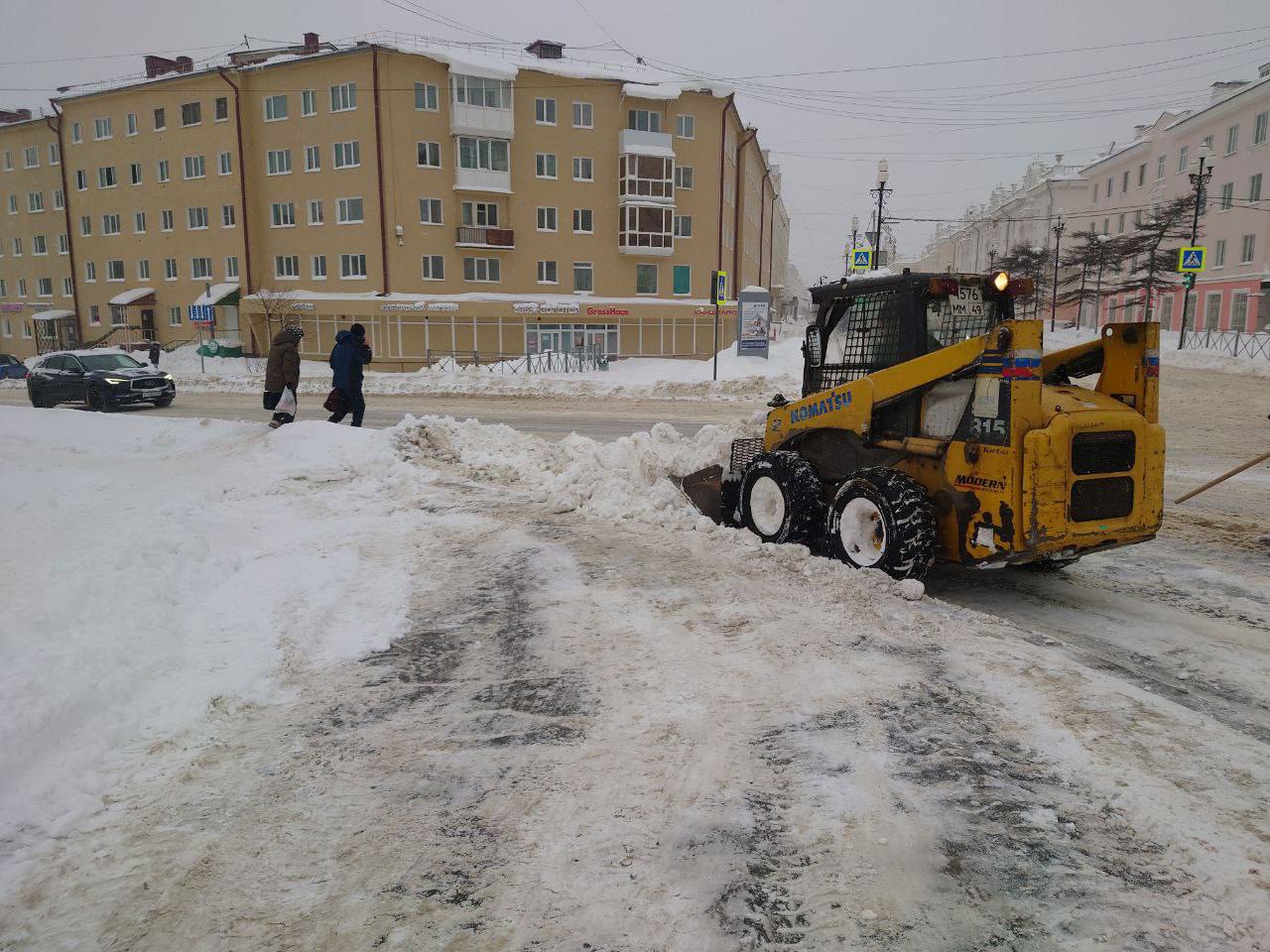 Лариса Поликанова: Продолжаем снегоборьбу. Сотрудники КЗХ во второй половине дня расчищали остановки и подход к дороге в парке «Маяк» Лариса Поликанова: Продолжаем снегоборьбу. Сотрудники КЗХ во второй половине дня расчищали остановки и подход к дороге в парке «Маяк»