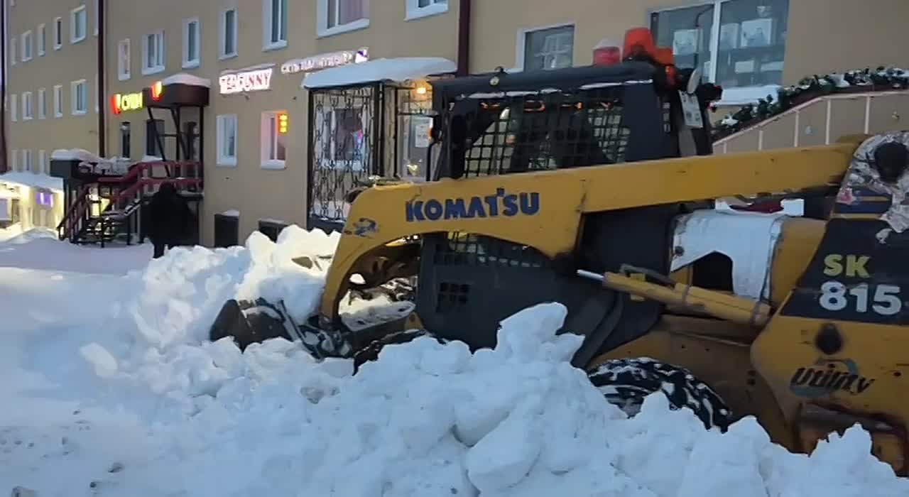 Лариса Поликанова: Несмотря на обильные снегопады, городские службы продолжают расчищать улицы и вывозить снег