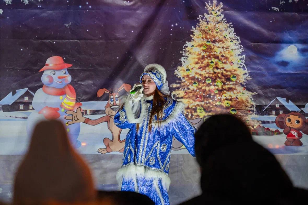 Яркими огоньками засияла елочка на площади Космонавтов Яркими огоньками засияла елочка на площади Космонавтов