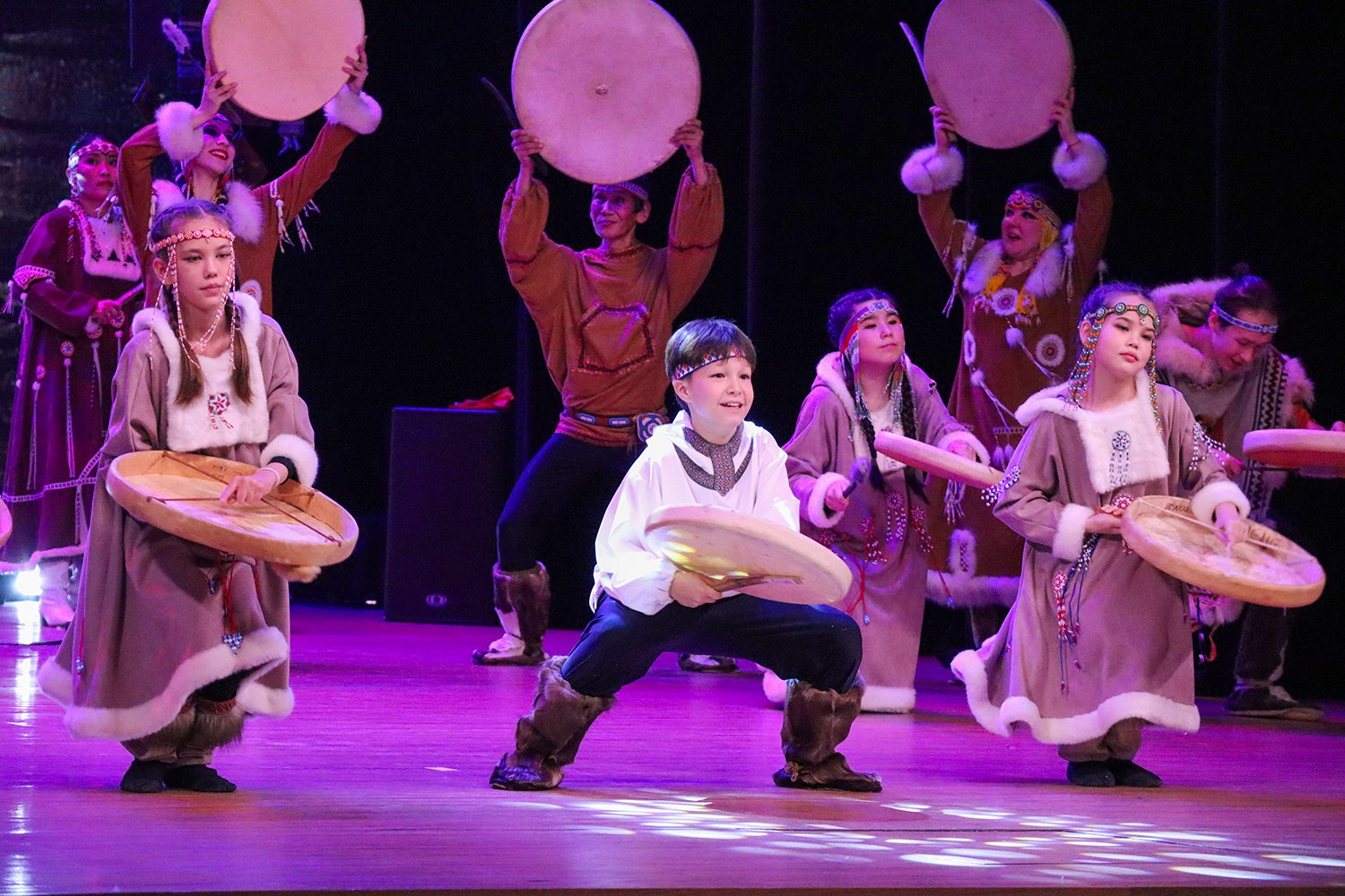 13 декабря состоялся концерт «Мы – люди мира», посвященный 45-летию Ансамбля песни и танца народов Севера «Энэр», который за свою славную историю стал настоящей визитной карточкой Магаданской области, нашей гордостью и... 13 декабря состоялся концерт «Мы – люди мира», посвященный 45-летию Ансамбля песни и танца народов Севера «Энэр», который за свою славную историю стал настоящей визитной карточкой Магаданской области, нашей гордостью и...