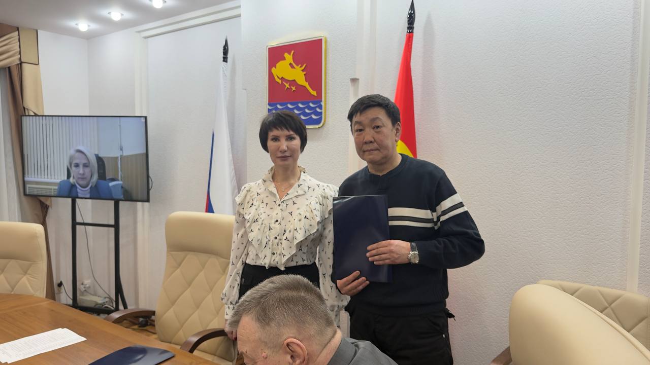 Мэр Магадана Лариса Поликанова вручила благодарственные письма народным дружинникам Мэр Магадана Лариса Поликанова вручила благодарственные письма народным дружинникам