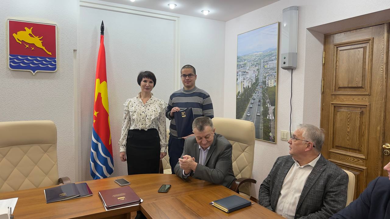 Мэр Магадана Лариса Поликанова вручила благодарственные письма народным дружинникам Мэр Магадана Лариса Поликанова вручила благодарственные письма народным дружинникам