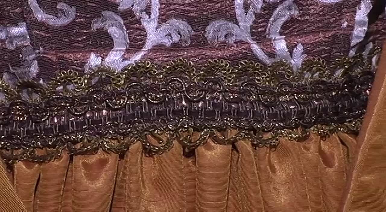 Выставка костюмов оперетты «Летучая мышь» открылась в культурно-общественном центре парка «Маяк» (12+)