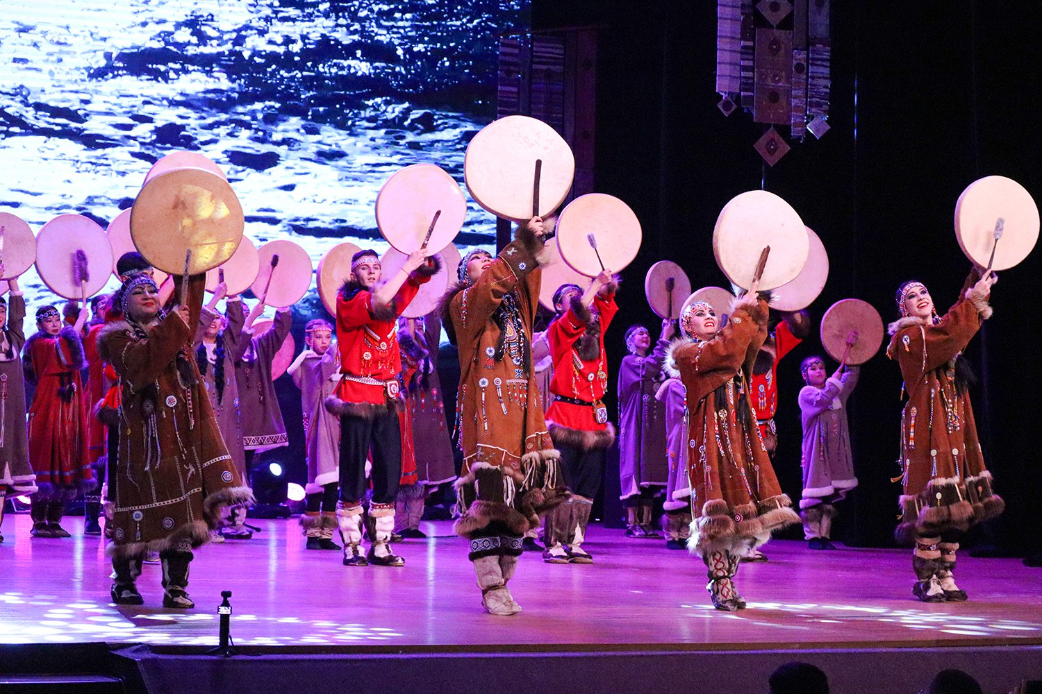 13 декабря состоялся концерт «Мы – люди мира», посвященный 45-летию Ансамбля песни и танца народов Севера «Энэр», который за свою славную историю стал настоящей визитной карточкой Магаданской области, нашей гордостью и... 13 декабря состоялся концерт «Мы – люди мира», посвященный 45-летию Ансамбля песни и танца народов Севера «Энэр», который за свою славную историю стал настоящей визитной карточкой Магаданской области, нашей гордостью и...