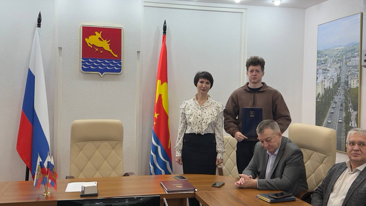 Мэр Магадана Лариса Поликанова вручила благодарственные письма народным дружинникам Мэр Магадана Лариса Поликанова вручила благодарственные письма народным дружинникам