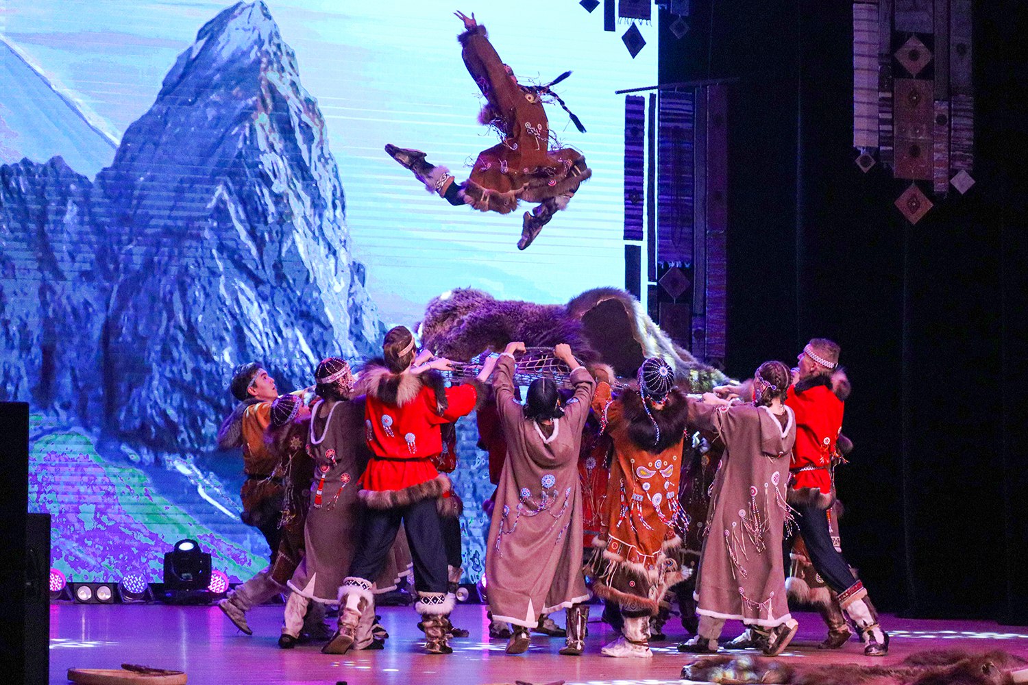 13 декабря состоялся концерт «Мы – люди мира», посвященный 45-летию Ансамбля песни и танца народов Севера «Энэр», который за свою славную историю стал настоящей визитной карточкой Магаданской области, нашей гордостью и...