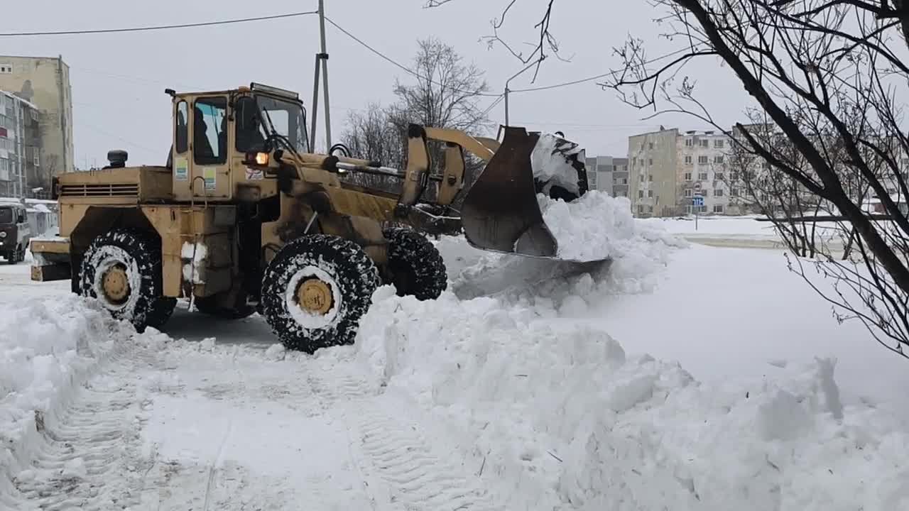 Городские службы продолжают расчистку Магадана от мощного циклона