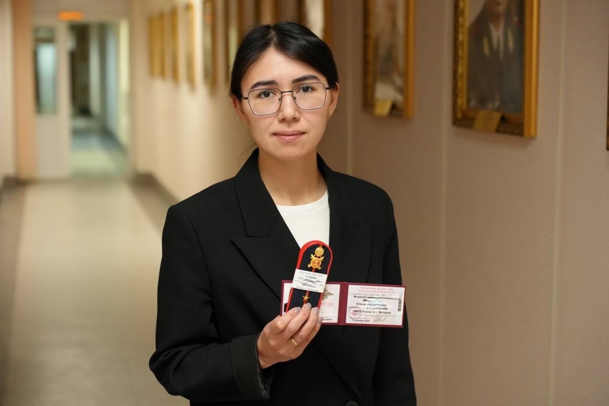 Начальник УМВД России по Магаданской области Дмитрий Князев вручил первые офицерские погоны сотрудникам подразделений Начальник УМВД России по Магаданской области Дмитрий Князев вручил первые офицерские погоны сотрудникам подразделений