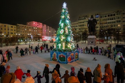 Городские елки зажигают в Магадане
