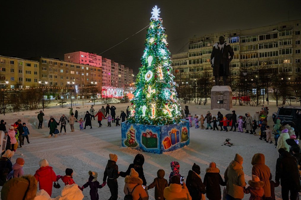 Городские елки зажигают в Магадане