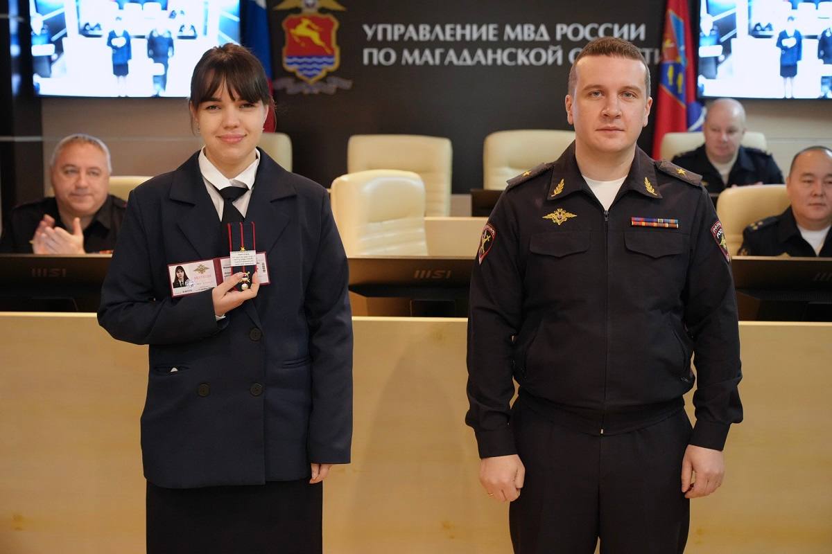 Начальник УМВД России по Магаданской области Дмитрий Князев вручил первые офицерские погоны сотрудникам подразделений Начальник УМВД России по Магаданской области Дмитрий Князев вручил первые офицерские погоны сотрудникам подразделений