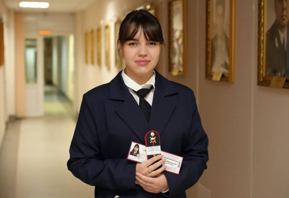 Начальник УМВД России по Магаданской области Дмитрий Князев вручил первые офицерские погоны сотрудникам подразделений Начальник УМВД России по Магаданской области Дмитрий Князев вручил первые офицерские погоны сотрудникам подразделений