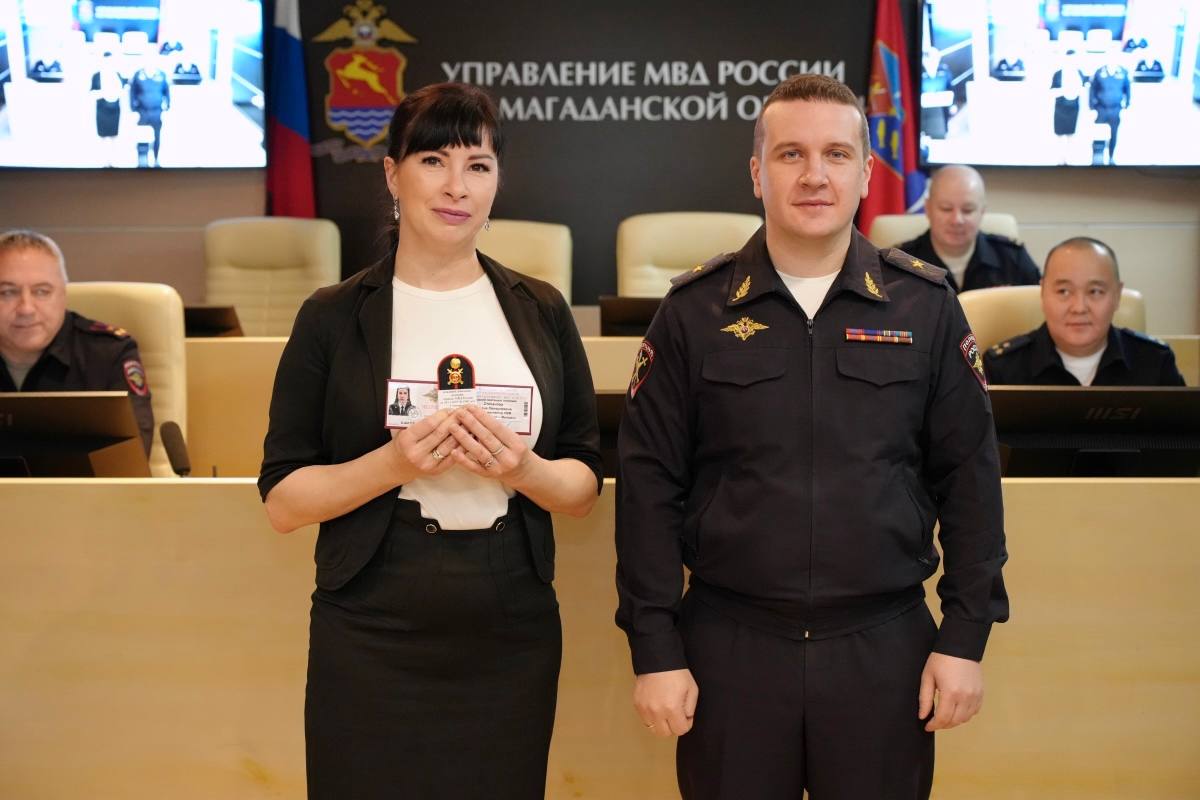 Начальник УМВД России по Магаданской области Дмитрий Князев вручил первые офицерские погоны сотрудникам подразделений