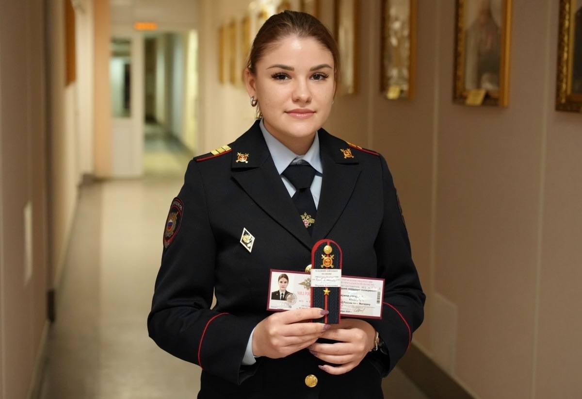 Начальник УМВД России по Магаданской области Дмитрий Князев вручил первые офицерские погоны сотрудникам подразделений Начальник УМВД России по Магаданской области Дмитрий Князев вручил первые офицерские погоны сотрудникам подразделений