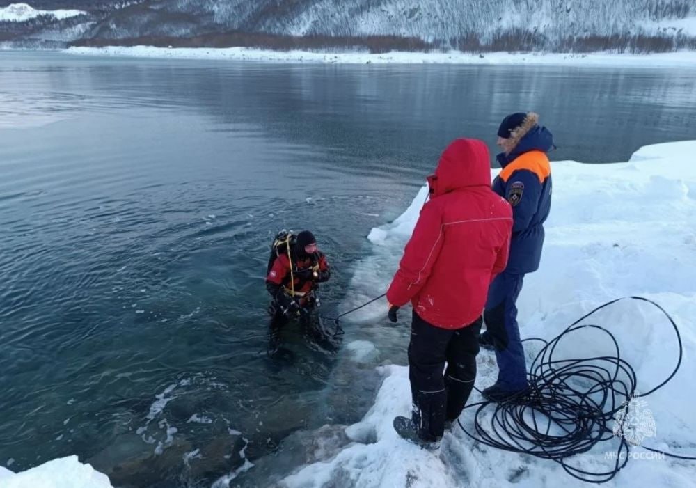 Водолазную тренировку провели колымские спасатели в ледяной воде