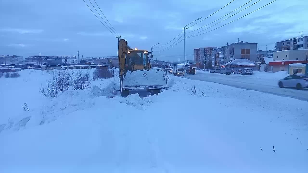 В Магадане 16 декабря продолжается активная расчистка города от снега