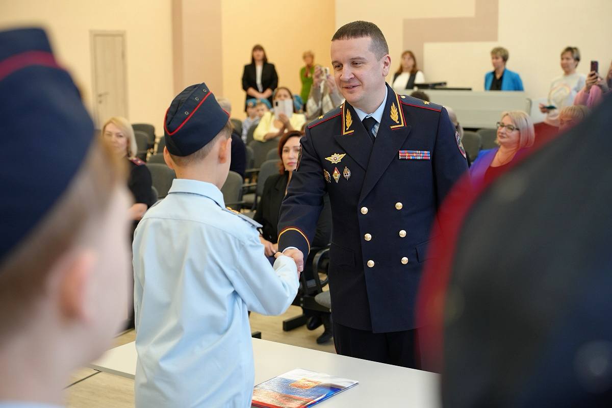 В Магаданской области состоялась тожественная церемония посвящения в кадеты учащихся полицейского класса В Магаданской области состоялась тожественная церемония посвящения в кадеты учащихся полицейского класса