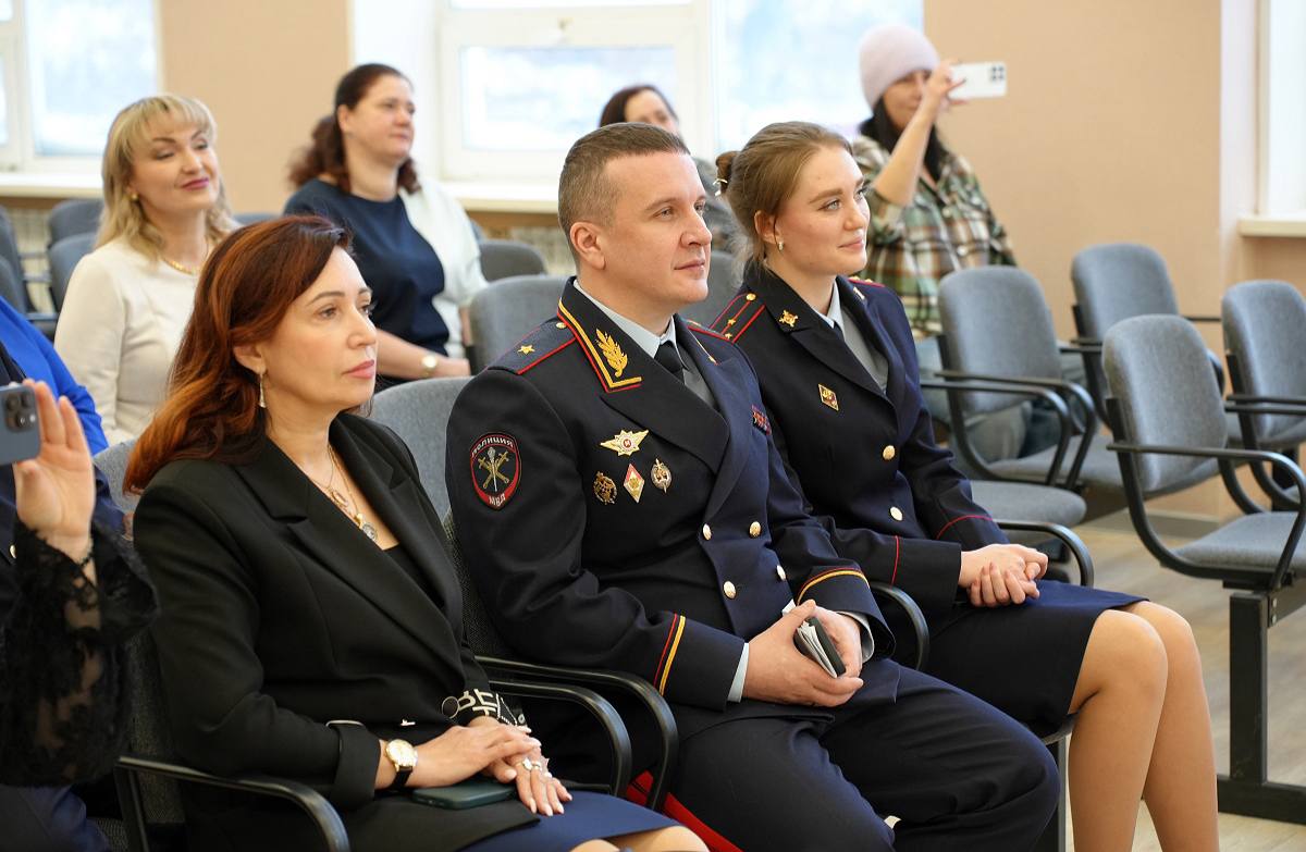 В Магаданской области состоялась тожественная церемония посвящения в кадеты учащихся полицейского класса В Магаданской области состоялась тожественная церемония посвящения в кадеты учащихся полицейского класса