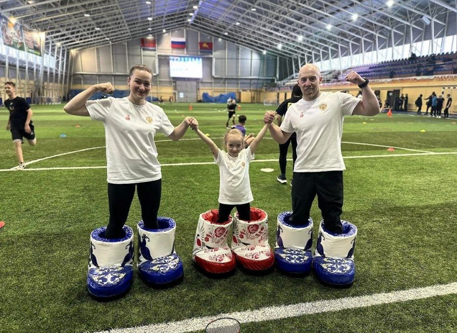 Спортивные семьи соревнуются в мастерстве игры в боулинг в Магадане Спортивные семьи соревнуются в мастерстве игры в боулинг в Магадане