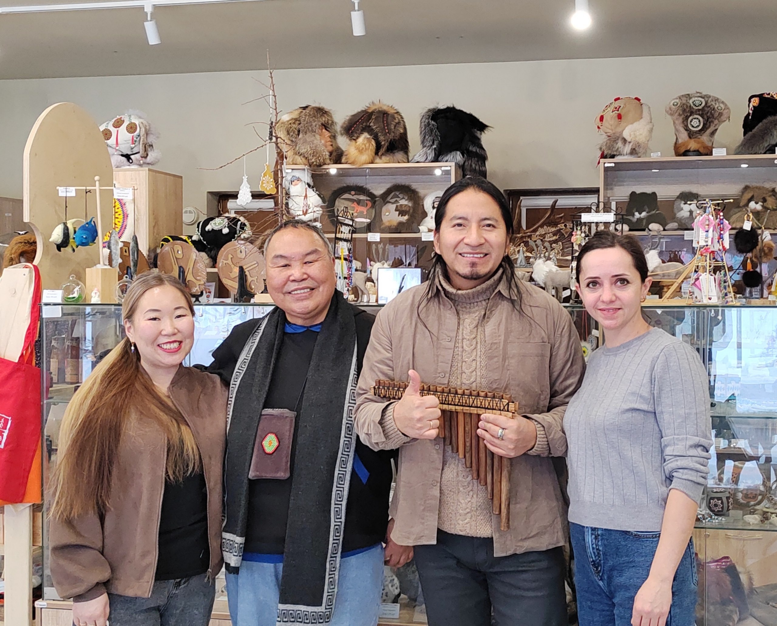 Музыкант из Эквадора исполнял традиционную музыку на берегу Охотского моря Музыкант из Эквадора исполнял традиционную музыку на берегу Охотского моря