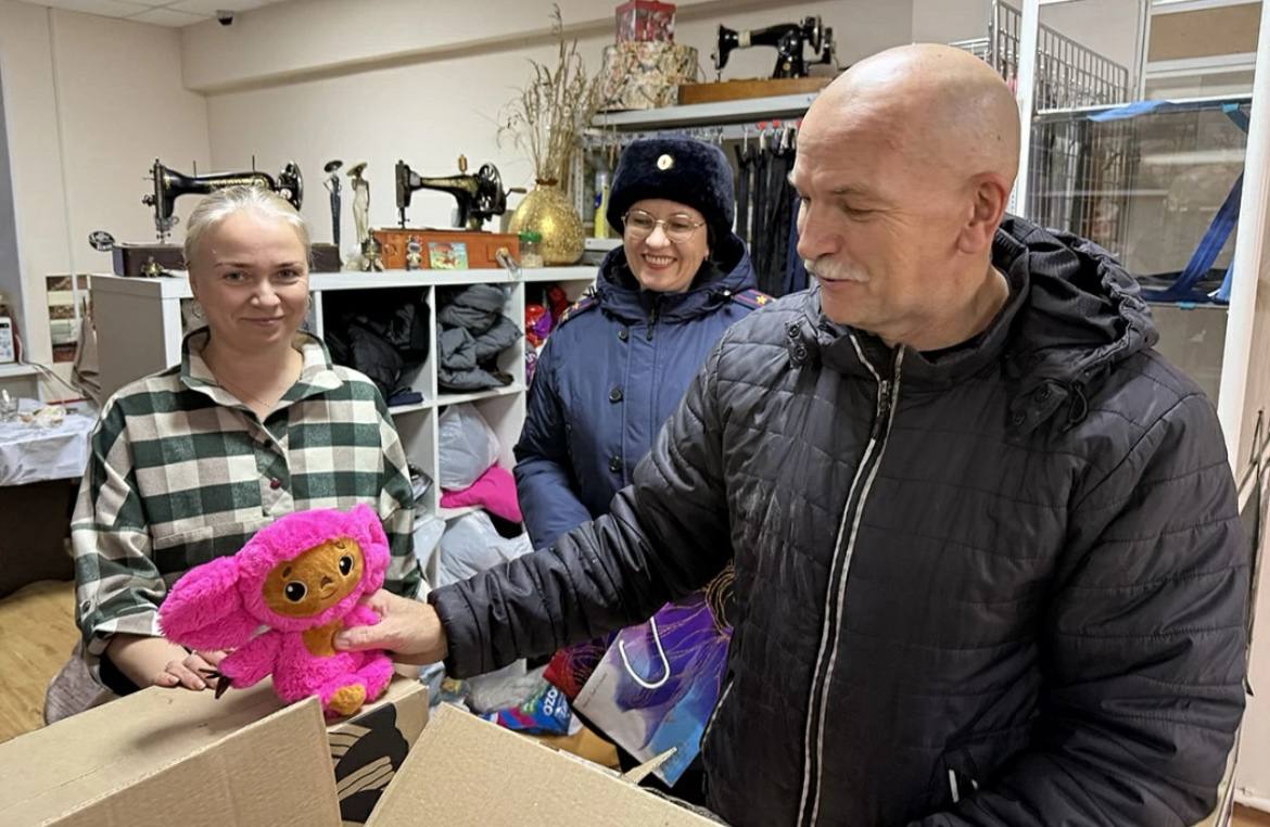 12345. Полицейские Магадана приняли участие в благотворительной акции в поддержку бойцов СВО В преддверии Нового года сотрудники УМВД России по Магаданской области совместно с ветеранами органов внутренних дел, членами... 12345. Полицейские Магадана приняли участие в благотворительной акции в поддержку бойцов СВО В преддверии Нового года сотрудники УМВД России по Магаданской области совместно с ветеранами органов внутренних дел, членами...