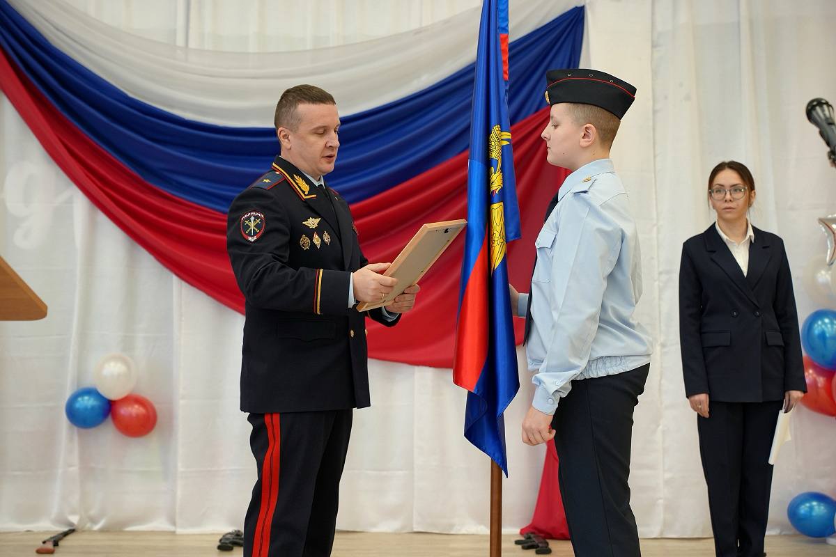 В Магаданской области состоялась тожественная церемония посвящения в кадеты учащихся полицейского класса В Магаданской области состоялась тожественная церемония посвящения в кадеты учащихся полицейского класса