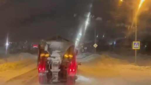 Лариса Поликанова: Ночью бригады КЗХ активно расчищали тротуары на площади Комсомольской и Горького, улицах Нагаевской, Билибина и Коммуны, проезд к гимназии № 14 и придомовые территории на проспекте Карла Маркса, 62, 62б...