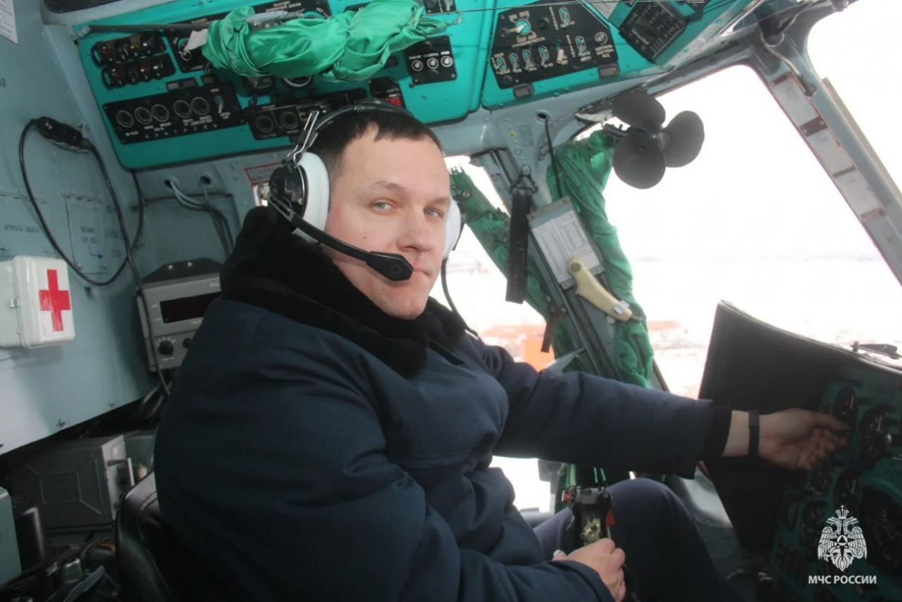 Вертолетчик спас множество людей на Колыме и признан лучшим летчиком-спасателем МЧС России