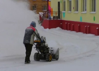 Последствия снегопадов устраняют в округах Магаданской области