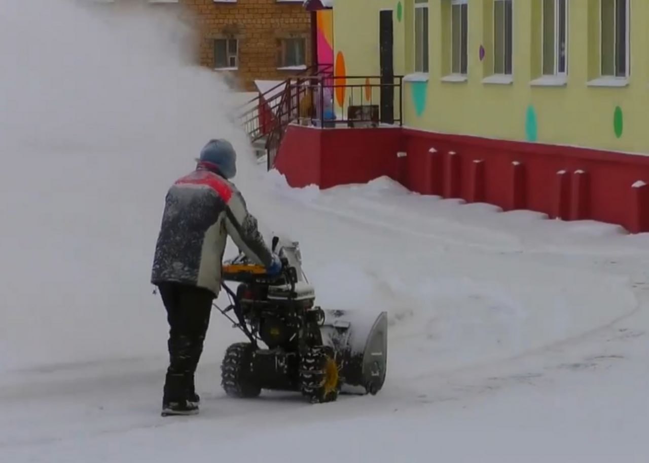 Последствия снегопадов устраняют в округах Магаданской области