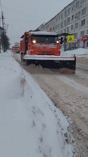 Более 60 единиц коммунальной техники вышли на расчистку областного центра от снега